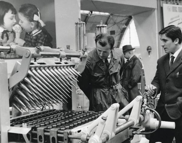 Fiera di Milano - Campionaria 1959 - Padiglione macchine per l'industria dolciaria e alimentare - Macchina per la produzione cono gelato