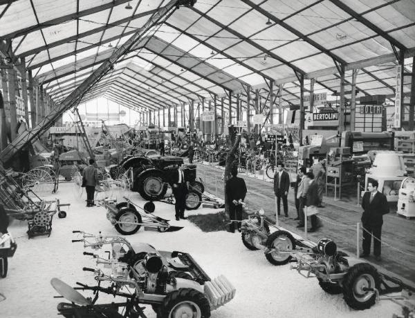 Fiera di Milano - Campionaria 1959 - Padiglione macchine e apparecchi per l'agricoltura - Interno