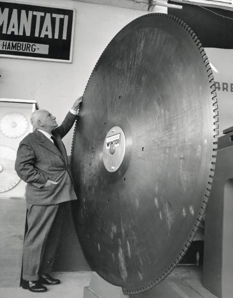 Fiera di Milano - Campionaria 1959 - Viale macchine edili - Stand della Winter Ernst & Sohn - Disco diamantato per la lavorazione del marmo