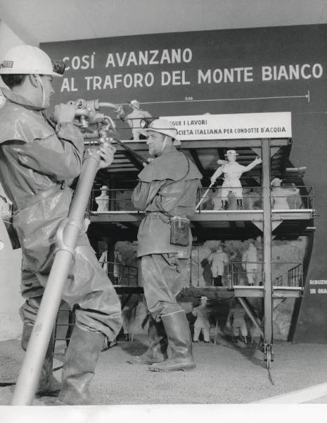 Fiera di Milano - Campionaria 1959 - Padiglione macchine e materiali per l'edilizia - Modello del sistema di avanzamento usato per il traforo del Monte Bianco