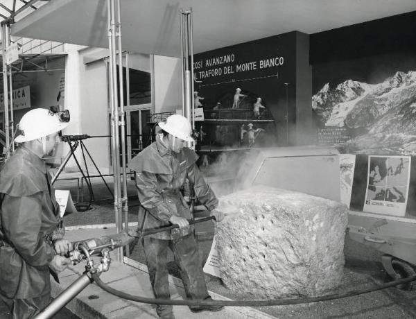 Fiera di Milano - Campionaria 1959 - Padiglione macchine e materiali per l'edilizia - Modello del sistema di avanzamento usato per il traforo del Monte Bianco