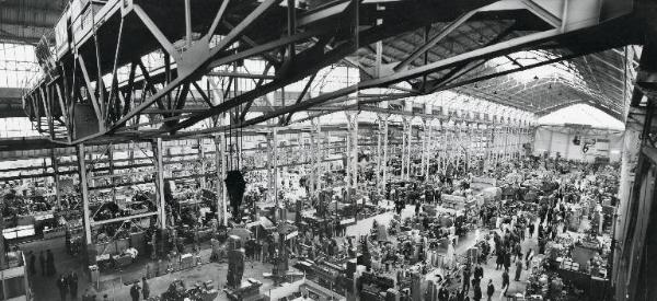 Fiera di Milano - Campionaria 1959 - Padiglione macchine utensili e utensileria per la lavorazione dei metalli, macchine per la pressofusione dei metalli - Interno - Veduta panoramica