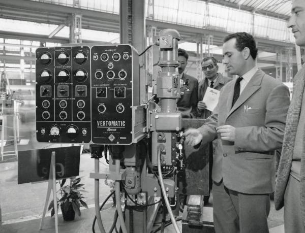 Fiera di Milano - Campionaria 1959 - Padiglione macchine utensili e utensileria per la lavorazione dei metalli, macchine per la pressofusione dei metalli - Interno