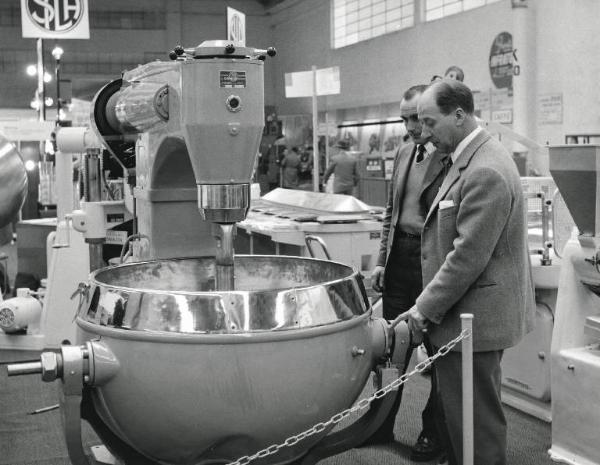 Fiera di Milano - Campionaria 1959 - Padiglione macchine per l'industria dolciaria e alimentare - Interno - Cuocitore di torrone