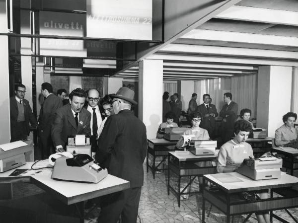 Fiera di Milano - Campionaria 1959 - Padiglione elettronica, elettrotecnica e telecomunicazioni - Interno - Stand Olivetti