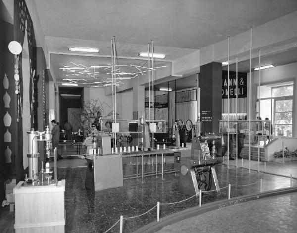 Fiera di Milano - Campionaria 1959 - Padiglione della chimica industriale e chimica farmaceutica - Interno