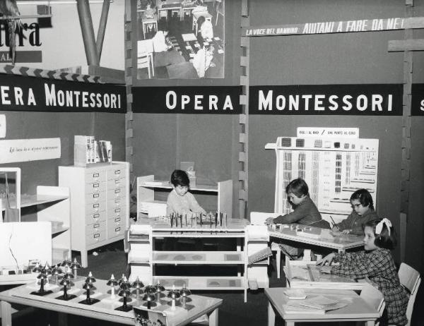 Fiera di Milano - Campionaria 1959 - Padiglione del giocattolo e editoria didattici, attrezzature per giardini d'infanzia e scuole elementari - Interno - Stand dell'Opera Nazionale Montessori