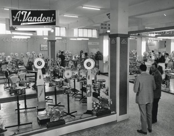 Fiera di Milano - Campionaria 1959 - Padiglione forniture e impianti per la casa, per il bar, per il negozio, per l'albergo, bilance e strumenti per pesare - Interno