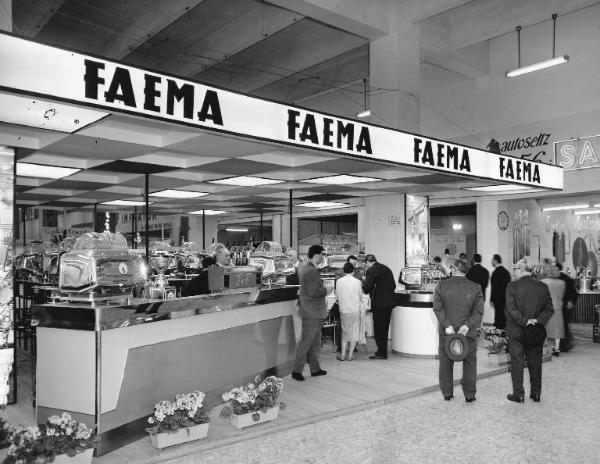 Fiera di Milano - Campionaria 1959 - Padiglione impianti e attrezzature per bar e negozi, ceramiche, cristallerie e casalinghi - Interno - Stand della Faema