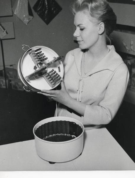 Fiera di Milano - Campionaria 1959 - Padiglione impianti e attrezzature per bar e negozi, ceramiche, cristallerie e casalinghi - Interno