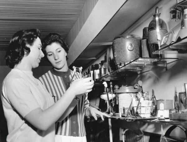 Fiera di Milano - Campionaria 1959 - Padiglione della bigiotteria, fiori artificiali, profumeria e cosmesi, articoli da toletta e per parrucchieri, artigianato di selezione - Interno