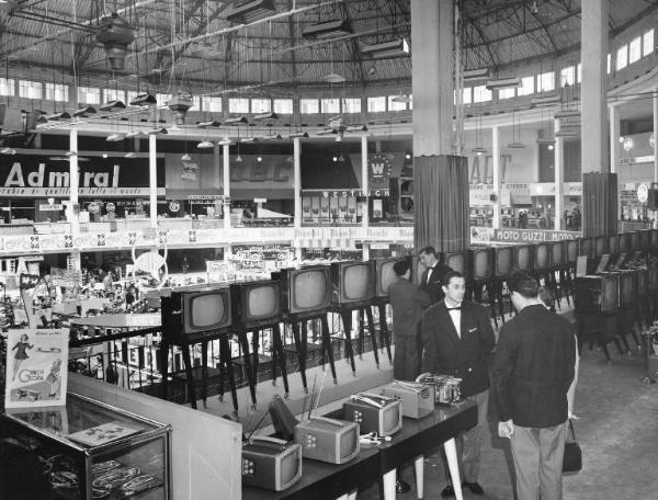 Fiera di Milano - Campionaria 1959 - Padiglione elettronica, radio, televisione, illuminazione e lampadari - Interno