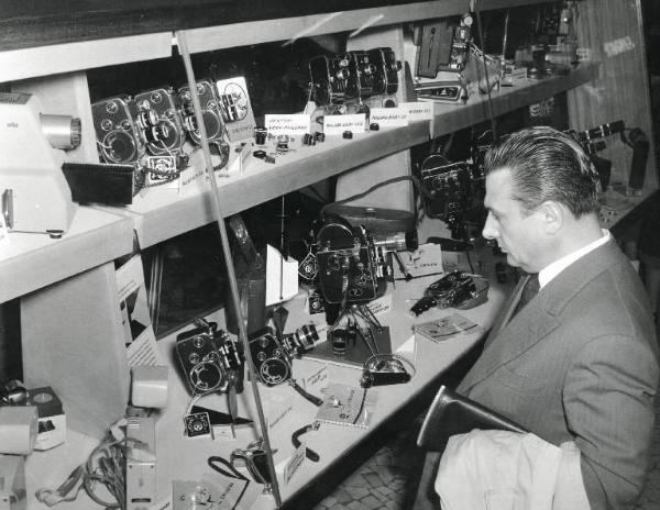 Fiera di Milano - Campionaria 1959 - Padiglione dell'ottica, foto, cine - Interno Stand della Bolex Paillard