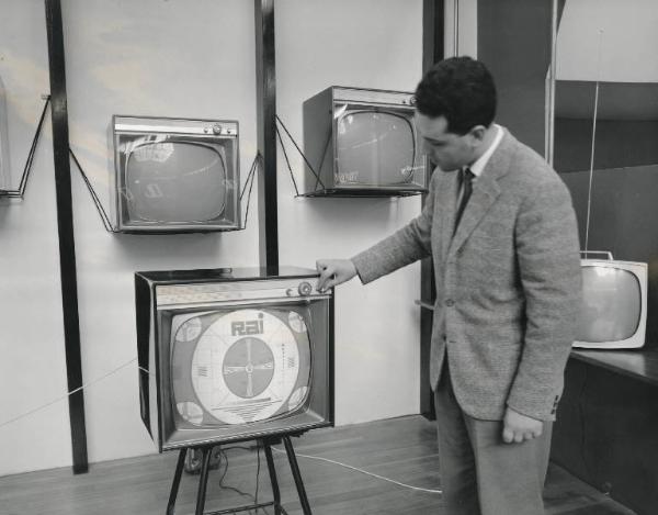 Fiera di Milano - Campionaria 1959 - Padiglione elettronica, radio, televisione, illuminazione e lampadari - Interno - Televisioni a banda larga Westinghaus