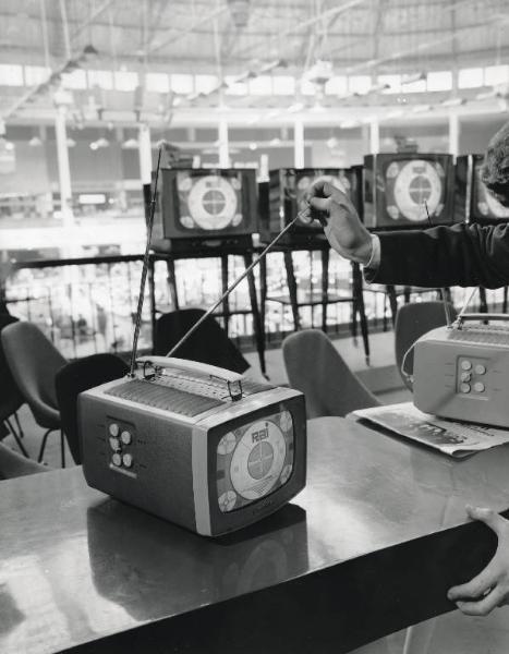 Fiera di Milano - Campionaria 1959 - Padiglione elettronica, radio, televisione, illuminazione e lampadari - Interno