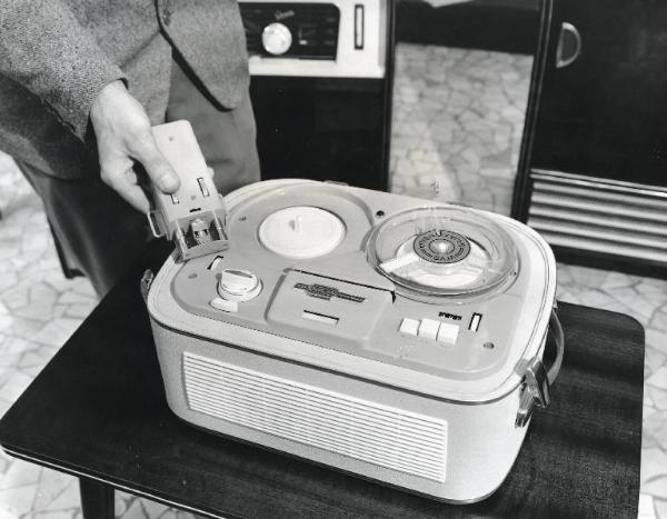 Fiera di Milano - Campionaria 1959 - Padiglione elettronica, radio, televisione, illuminazione e lampadari - Interno - Adattatore in stereofonica per magnetofoni Saia Yraetz