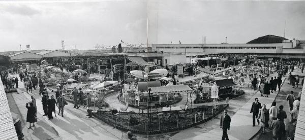 Fiera di Milano - Campionaria 1959 - Terrazzo Belvedere - Mobili e giuochi da giardino, attrezzature e prodotti per giardinaggio, aiuole fiorite, giardini pensili - Veduta panoramica