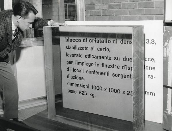 Fiera di Milano - Campionaria 1959 - Padiglione del Gruppo Saint Gobain - Interno - Blocco di cristallo