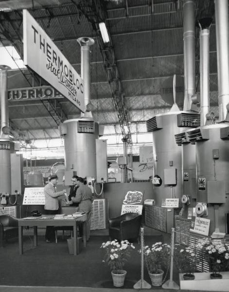 Fiera di Milano - Campionaria 1959 - Mostra sotto tettoia delle attrezzature per l'estrazione, la raffinazione, l'impiego degli olii minerali e dei gas naturali