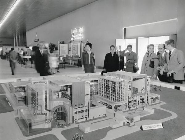 Fiera di Milano - Campionaria 1959 - Mostra applicazioni dell'energia nucleare - Plastico di centrale nucleare