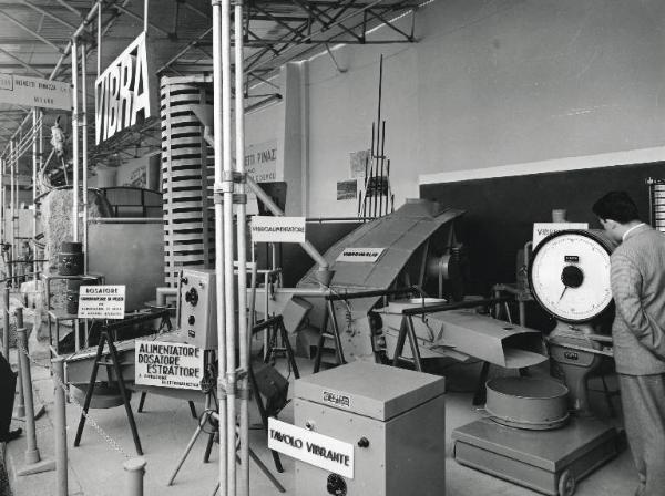 Fiera di Milano - Campionaria 1959 - Viale macchine edili - Mostra di macchine vibranti impiegate nell'industria chimica - Stand della Vibra