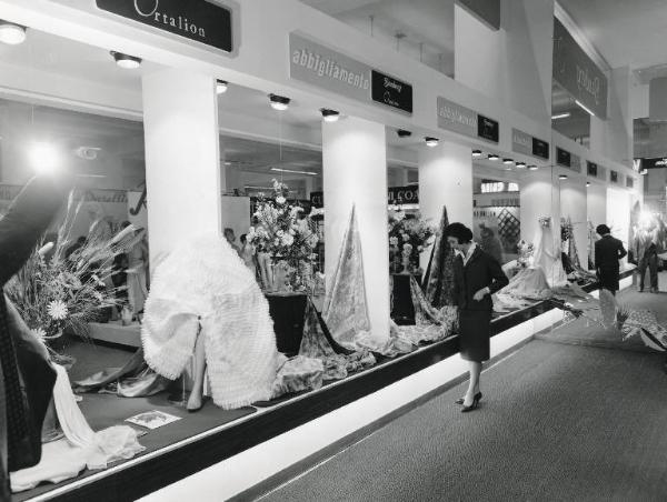 Fiera di Milano - Campionaria 1959 - Padiglione tessili, abbigliamento e confezioni in serie - Interno