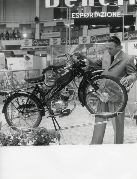 Fiera di Milano - Campionaria 1959 - Padiglione auto, moto, ciclo, accessori e articoli sportivi - Interno - Motociclo Benelli