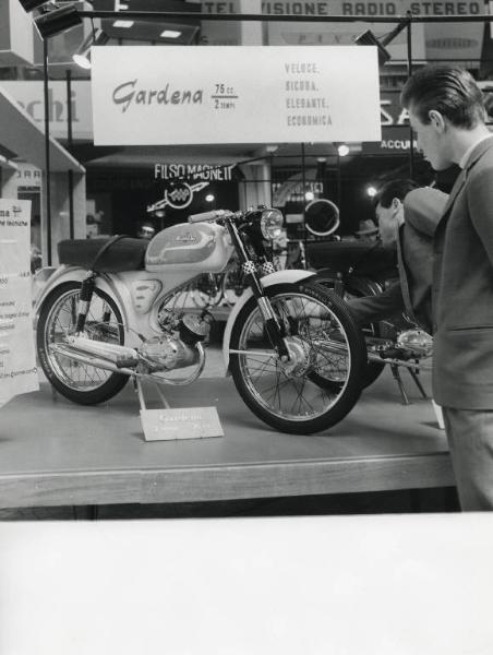 Fiera di Milano - Campionaria 1959 - Padiglione auto, moto, ciclo, accessori e articoli sportivi - Interno - Moto Bianchi Gardena