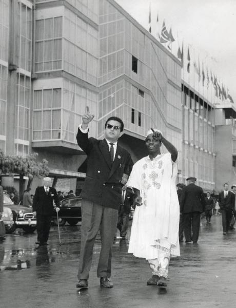 Fiera di Milano - Campionaria 1960 - Visita del giornalista nigeriano del "The Daily Times" E.J. Ako Bryant