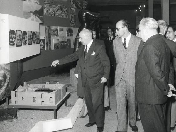 Fiera di Milano - Campionaria 1960 - Visita del ministro del turismo e dello spettacolo Umberto Tupini