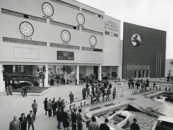 Fiera di Milano - Campionaria 1960 - Palazzo degli orologi e padiglione della Breda - Veduta esterna