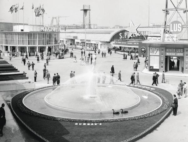 Fiera di Milano - Campionaria 1960 - Largo nazioni - Fontana pubblicizzata dalla Durban's