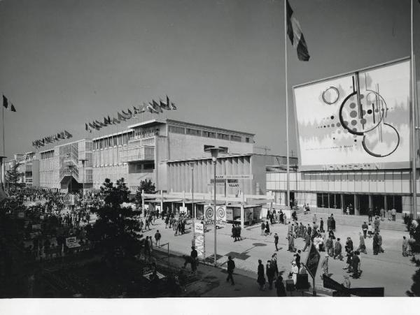 Fiera di Milano - Campionaria 1960 - Viale dell'industria - Padiglione del Gruppo Montecatini e palazzo delle nazioni