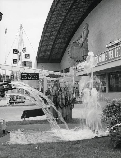 Fiera di Milano - Campionaria 1960 - Viale dell'industria - Installazione di pompe idrauliche della ditta KSB