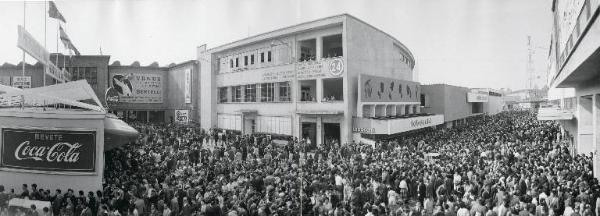 Fiera di Milano - Campionaria 1960 - Viale e sottopassaggio del commercio - Veduta panoramica - Folla di visitatori