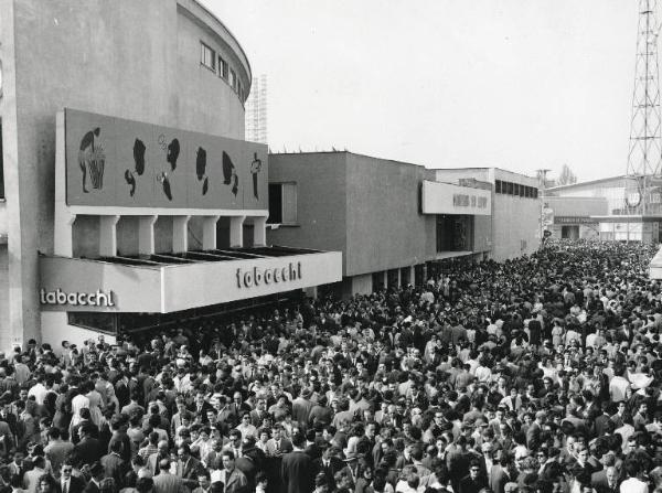 Fiera di Milano - Campionaria 1960 - Viale del commercio - Padiglione dei tabacchi - Folla di visitatori