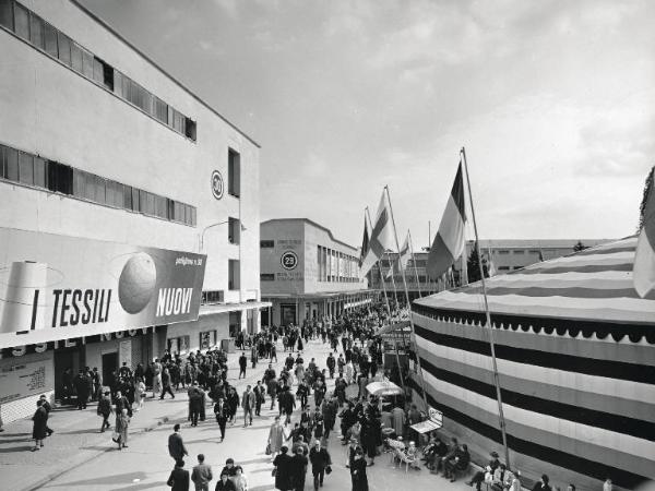 Fiera di Milano - Campionaria 1960 - Viale del commercio - Padiglione dei tessili, abbigliamento e confezioni in serie - Padiglione del giocattolo e editoria didattici