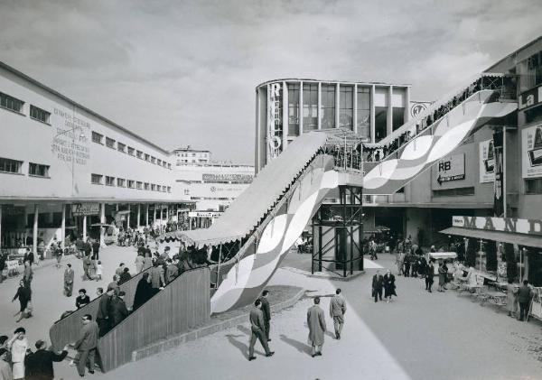 Fiera di Milano - Campionaria 1960 - Piazzale caccia e pesca - Scala mobile - Visitatori