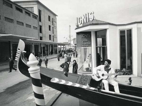 Fiera di Milano - Campionaria 1960 - Largo X - Padiglione dell'Ignis - Gondola con gondoliere