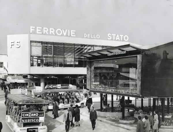 Fiera di Milano - Campionaria 1960 - Padiglione delle Ferrovie dello Stato - Padiglione del Gruppo Saint Gobain - Veduta esterna - Autotreno elettrico per il trasporto interno con pubblicità della Cinzano