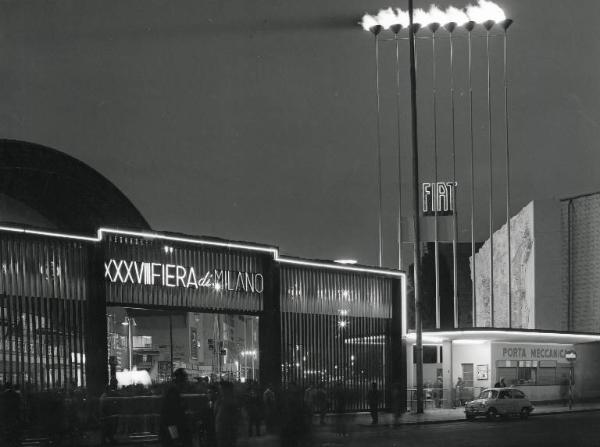 Fiera di Milano - Campionaria 1960 - Porta Meccanica - Entrata di via Spinola - Veduta notturna