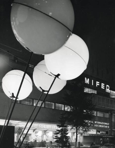 Fiera di Milano - Campionaria 1960 - Padiglione del MIFED (Mercato Internazionale del Film e del Documentario) - Veduta notturna