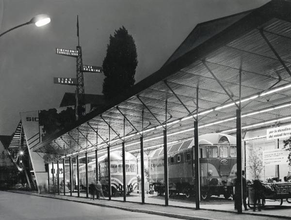 Fiera di Milano - Campionaria 1960 - Viale della siderurgia - Tettoia espositiva della Officine Meccaniche OM - Veduta notturna