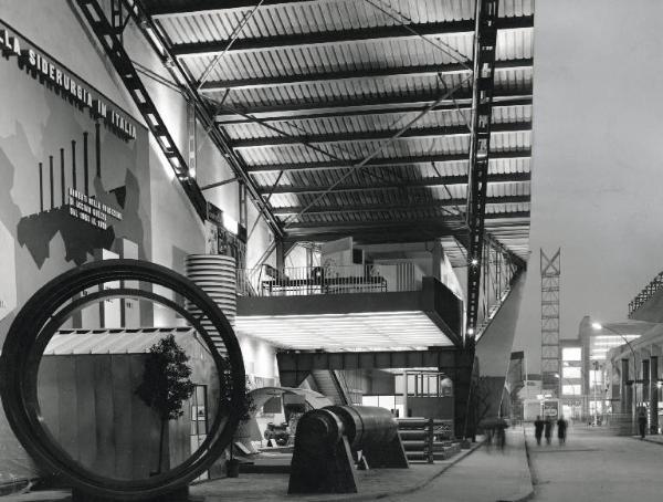 Fiera di Milano - Campionaria 1960 - Viale della siderurgia - Padiglione della Sidercomit (Siderurgica Commerciale Italiana) - Veduta notturna