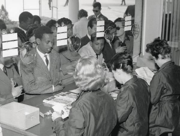 Fiera di Milano - Campionaria 1960 - Ufficio informazioni e ricevimento stranieri (SAVE)