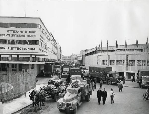 Fiera di Milano - Campionaria 1960 - Trasporto di merci in fase di smobilitazione