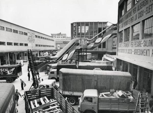 Fiera di Milano - Campionaria 1960 - Trasporto di merci in fase di smobilitazione