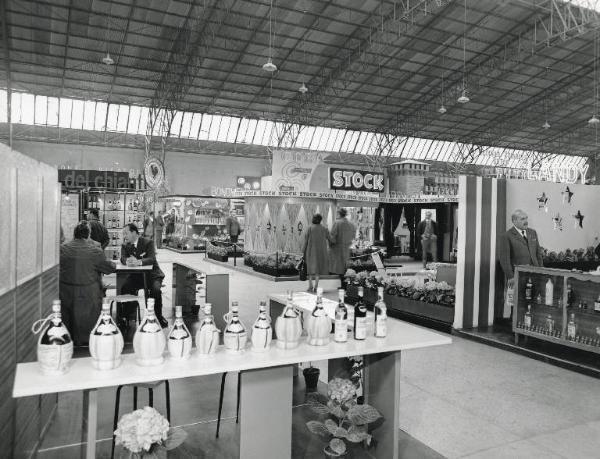 Fiera di Milano - Campionaria 1960 - Padiglione vini e liquori - Interno