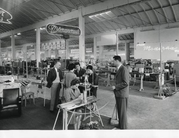 Fiera di Milano - Campionaria 1960 - Padiglione macchine per l'industria tessile e per maglieria - Interno