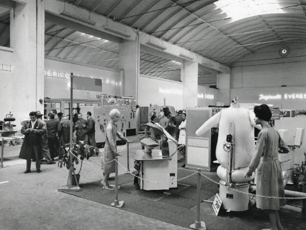 Fiera di Milano - Campionaria 1960 - Padiglione macchine per l'industria tessile e per maglieria - Interno